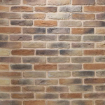 Gri tonlarda dekoratif kültür tuğlası ile kaplanmış modern bir dış cephe duvarı, estetik ve dayanıklı bir görünüm sunuyor.