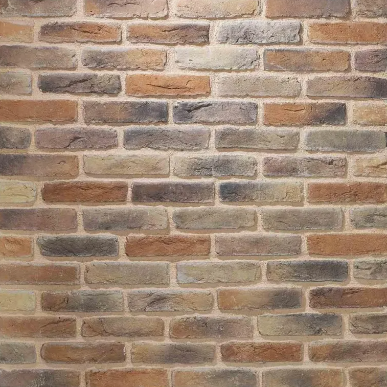 Gri tonlarda dekoratif kültür tuğlası ile kaplanmış modern bir dış cephe duvarı, estetik ve dayanıklı bir görünüm sunuyor.